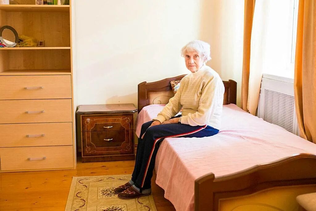 Дом престарелых комната. Кровать для пожилых. комната пенсионера. удобная кровать для пожилых. спальня для пожилых людей.