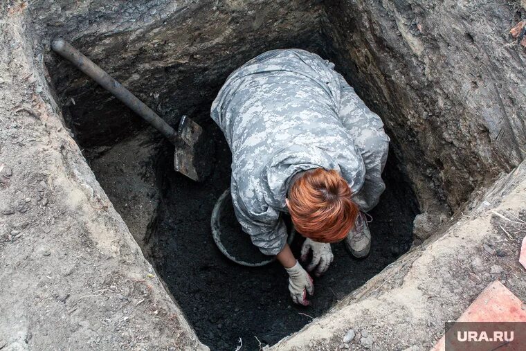Раскопанные могилы на кладбищах. Археологические раскопки в Тюмени. Археологические раскопки в ЯНАО. Курганные могильники в Царицыно.