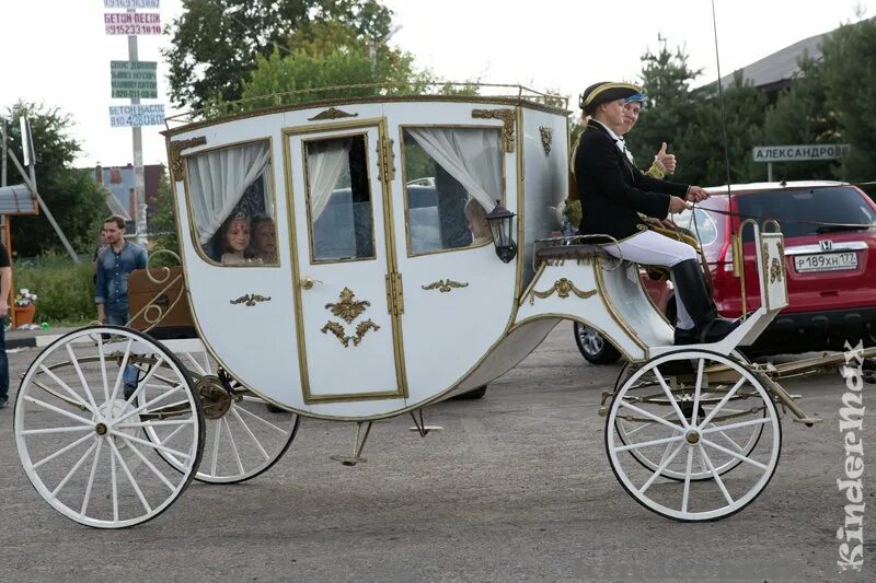 Оскар кучера молодой. Ливрея для лакея. Ливрея для лакея. Лакей 19 век. Кучер кареты золушки.