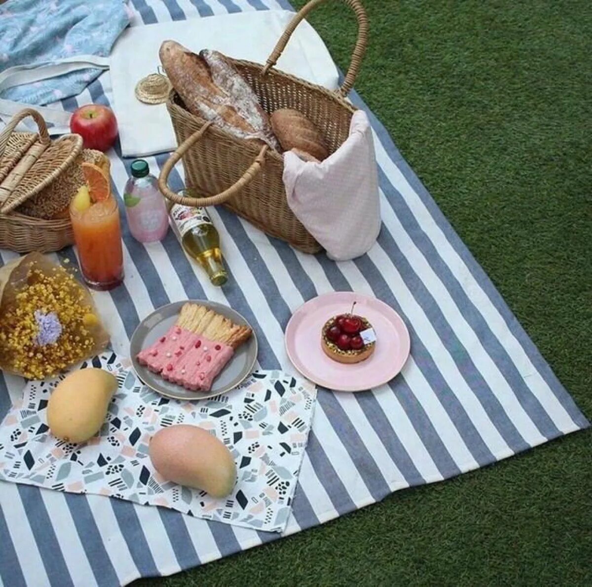 Украшение пикника на природе. Идеи для пикника на природе. Make a picnic. Летний обед на природе. Еда для фотосессии на пикнике.