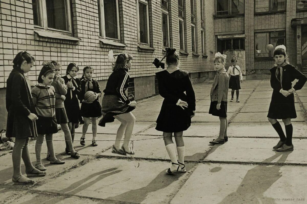 Не организованное во время. Перемена в Советской школе. Перемена в школе СССР. Школьная перемена в Советской школе. Перемена в школе в Советской школе.