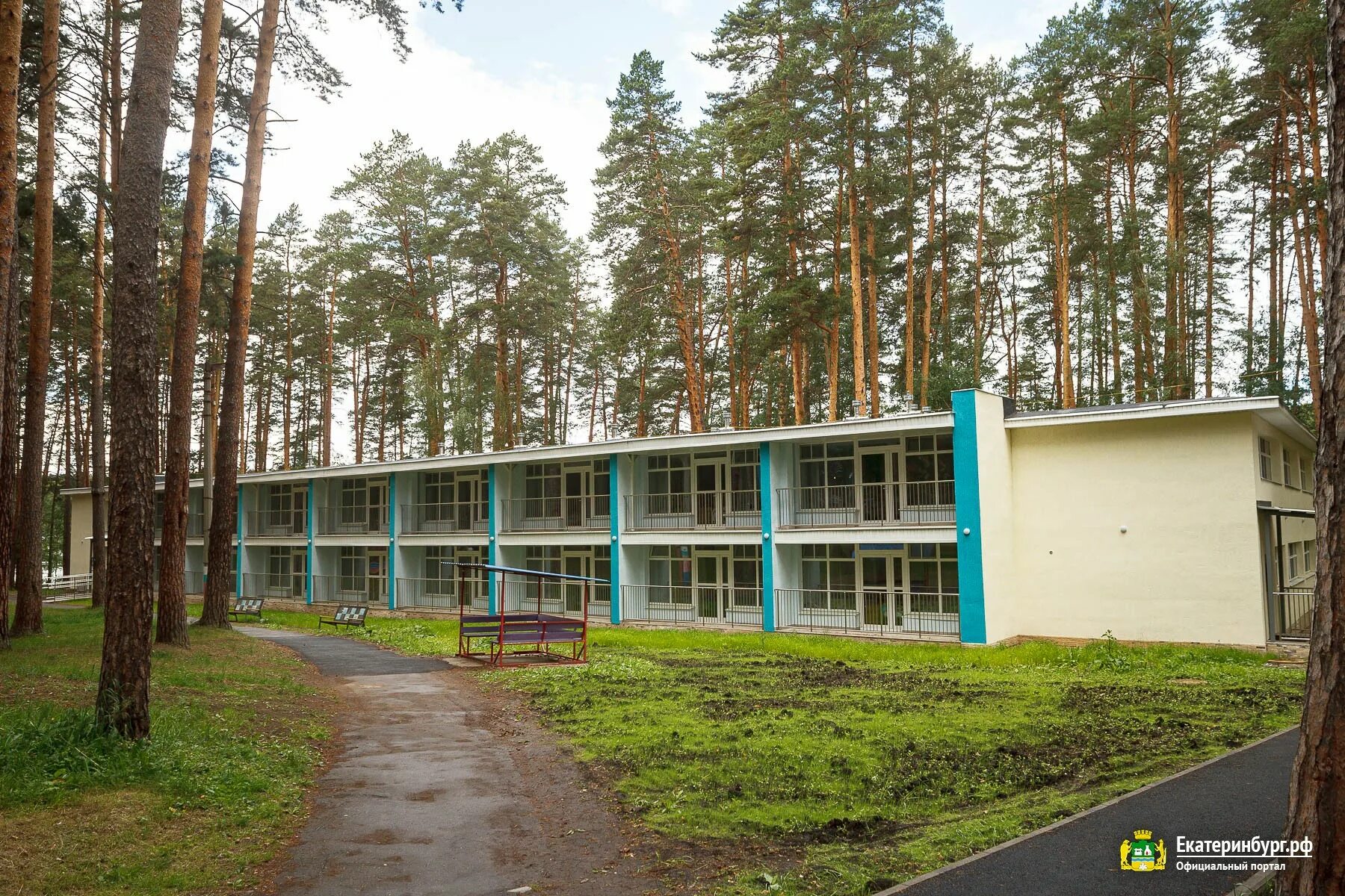 Детский загородный лагерь екатеринбург. Уральские Самоцветы лагерь Сысерть. Дол Уральские Самоцветы Екатеринбург. Загородный лагерь Уральские Самоцветы Свердловская область. Лагерь Сосновый Бор Свердловская область.