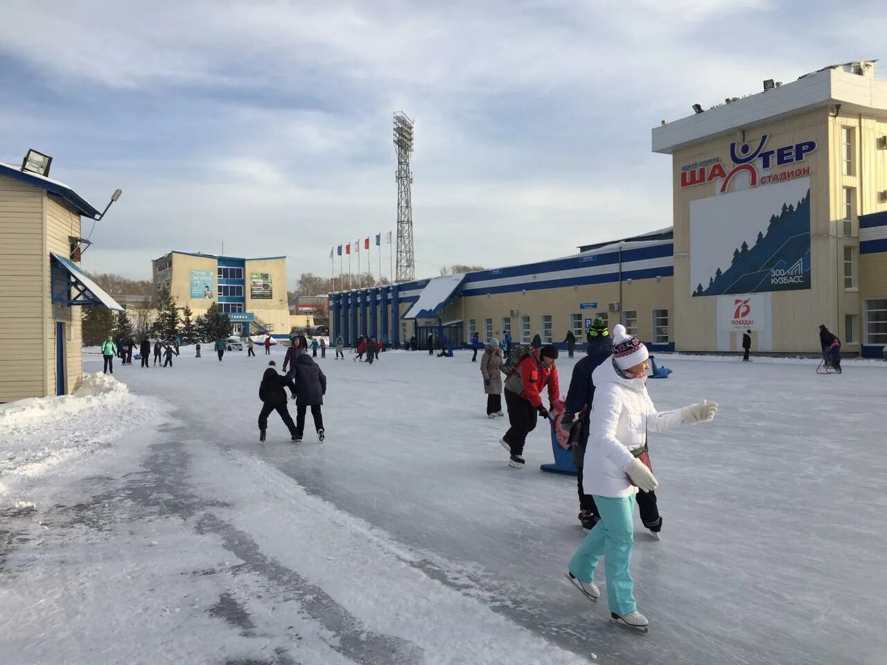 Каток в киселевске стадион. Каток чита. Каток шахтер. В кемерово каток на стадионе. Каток шахтер кемерово.