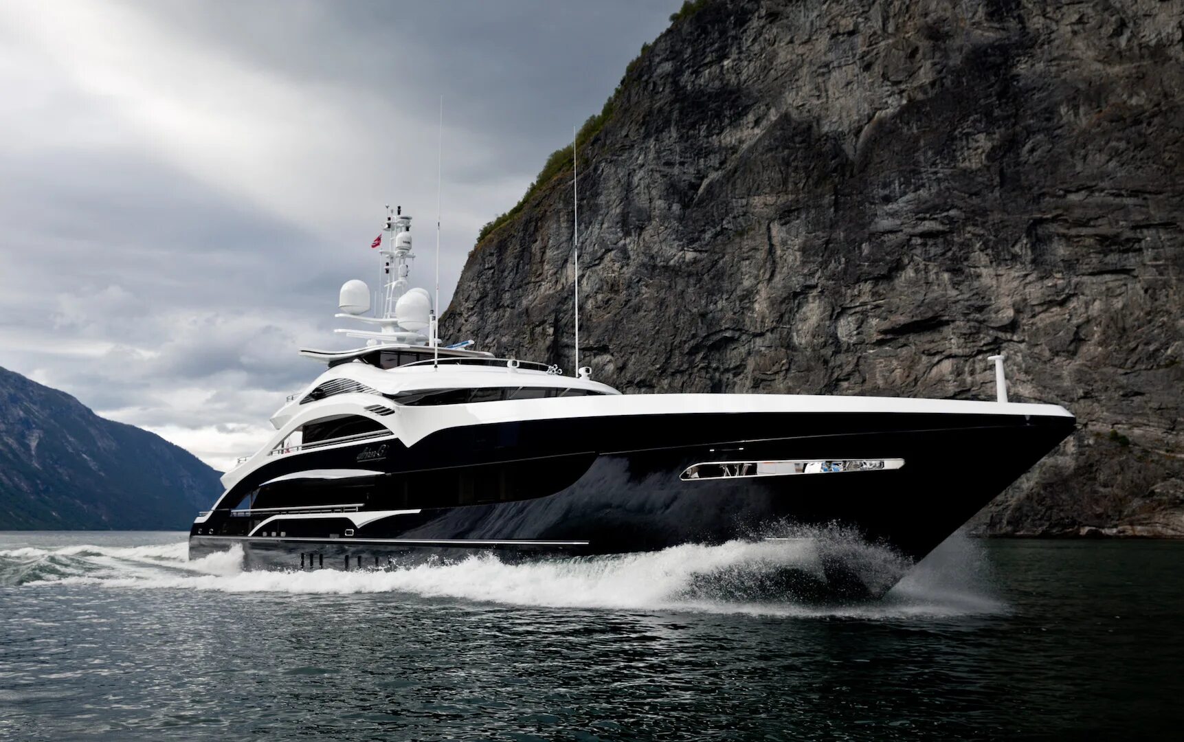 Блумер яхта. Мегаяхта лотус. мегаяхта лебедь. яхта palmer johnson. sunseeker predator 108.