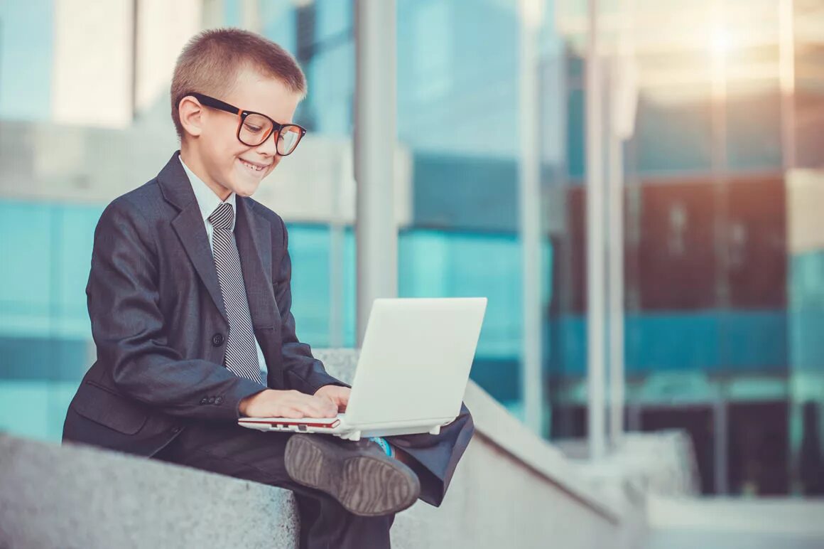 Ребенок финансист. Маленький бизнес для школьника. Ребенок бизнесмен. Юный бизнесмен. Юный бизнесмен.