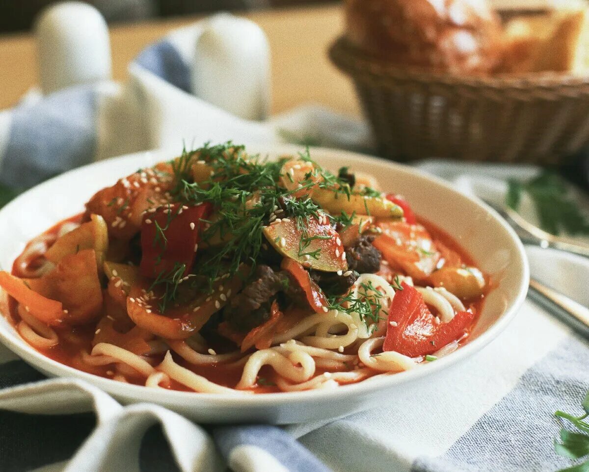 Вкуснейший лагман из свинины. Гуйру лагман. лагман уйгурский. уйгур лагман. лагман рамен.