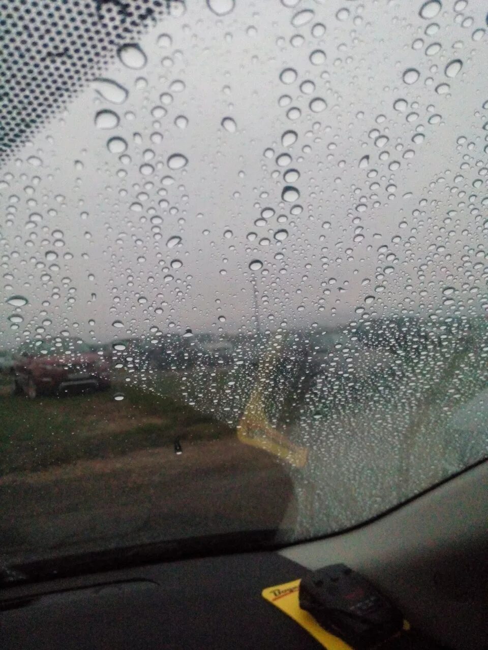 Машина запотевает в дождь. Запотевшее стекло автомобиля. Запотевает лобовое стекло. Дождь на стекле машины. Капли дождя на стекле автомобиля.