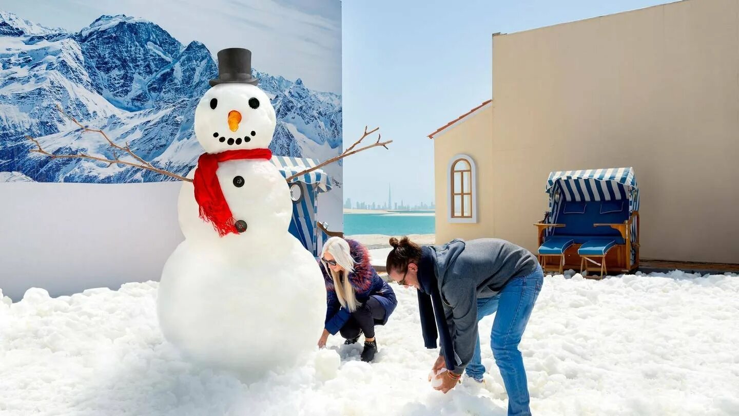 Лепить снеговика зимой. Креативный Снеговик. Лепить снеговика. Креативный Снеговик из снега. Снеговик в Европе.