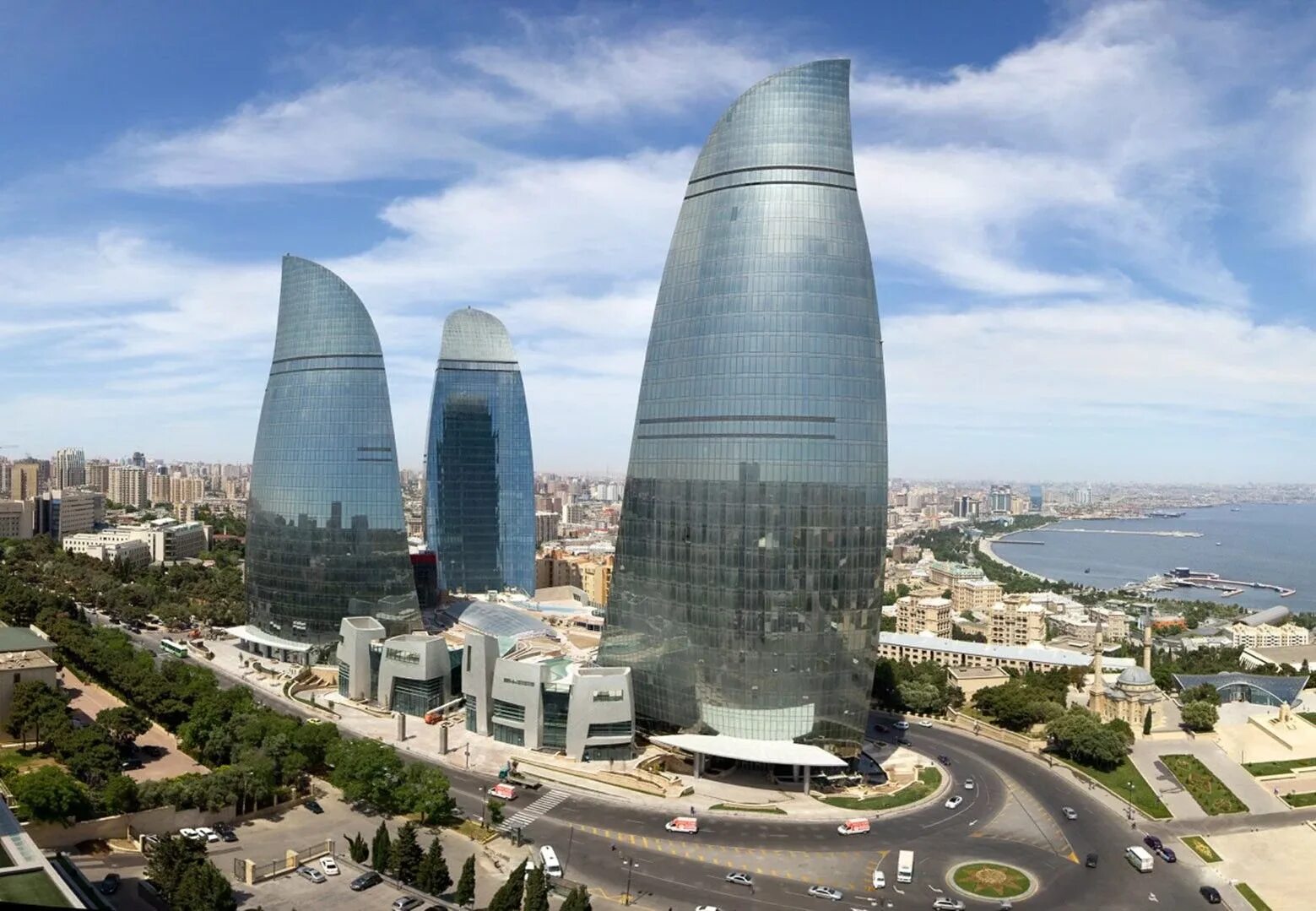 Какая столица у азербайджана. Три башни в Баку. Пламенные башни Flame Towers. Баку башни пламени. Flame Tower Азербайджан Баку.