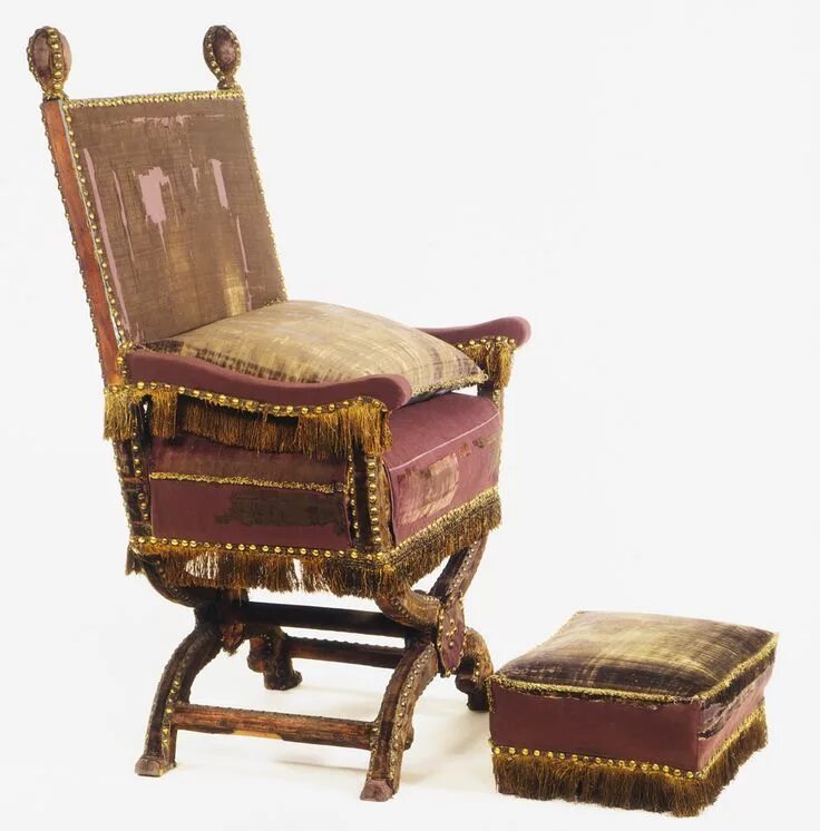 Курульное кресло 16 века. Мебель эпохи Возрождения курульное кресло 15-16 век. Антикварные стулья. Старинный стул.