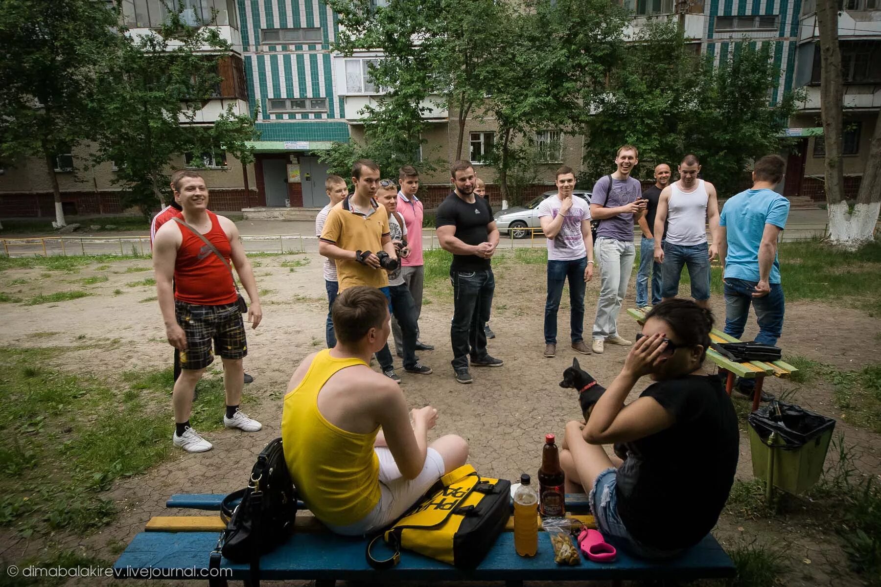 Есть группа площадок. Молодежь во дворе. Подростки на детской площадке. Компания подростков во дворе. Люди во дворе.