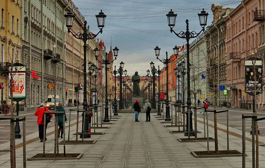 Знаменитые улицы петербурга. Малая Конюшенная в Санкт-Петербурге. Большая и малая Конюшенная улица Питер. Малая Конюшенная улица СПБ. Улица малая Конюшенная СПБ достопримечательности.