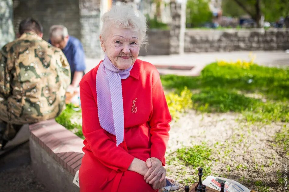 Пенсионеры митино. Дом пенсионеров. женщина 79 лет. 79 лет человеку. пенсионеры в школьной форме.