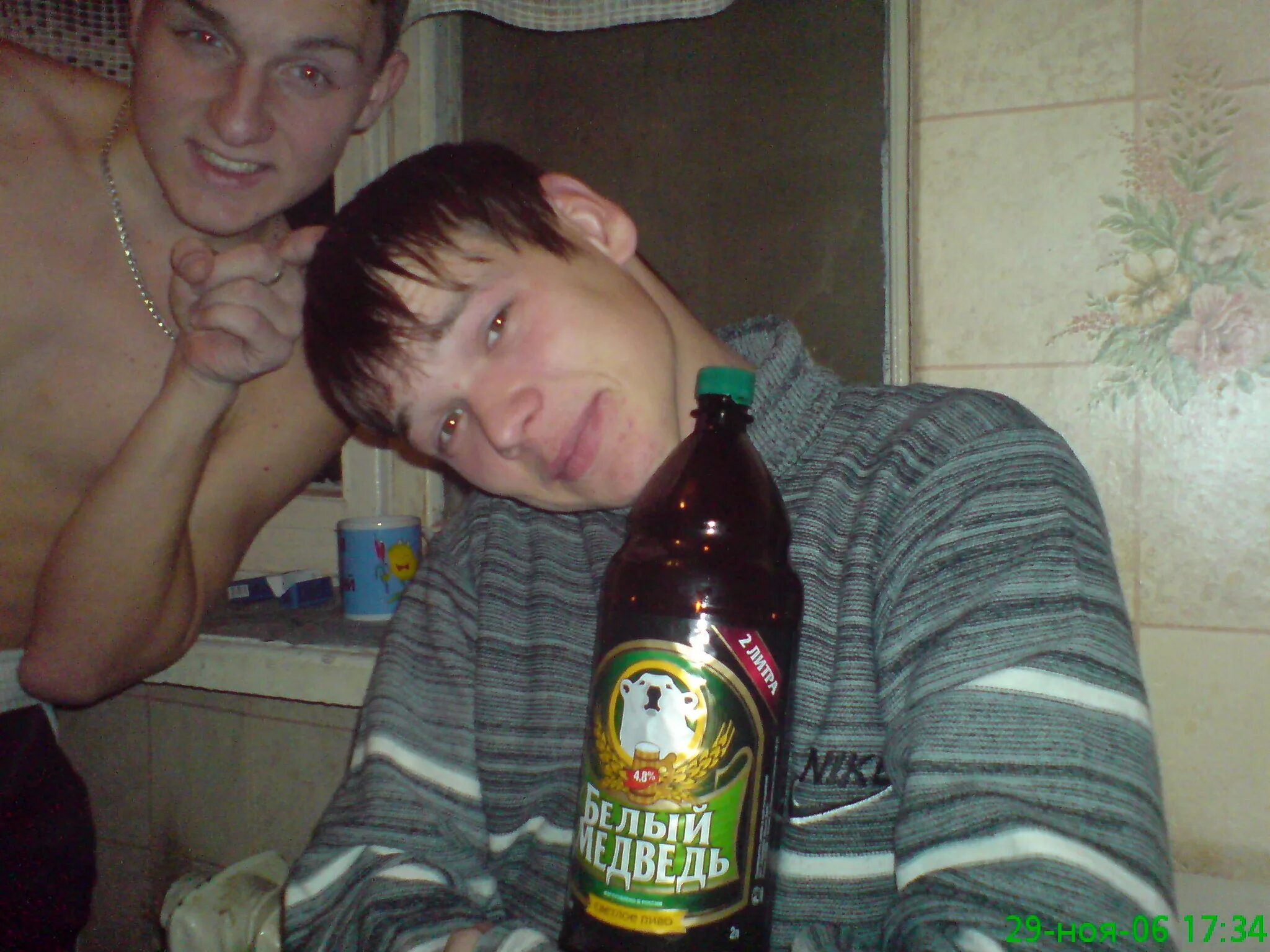 Пьяные парни молодые видео. Пьяные парни молодые видео. Пьяная компания подростков. Тусовка. Пьяный парень на диване.