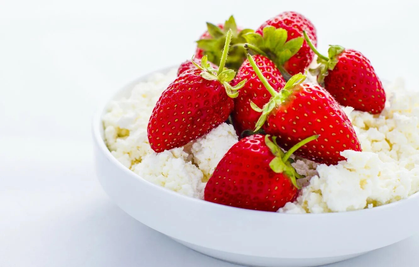 творог со сметаной и вареньем. творог с клубникой. французский десерт бланманже.