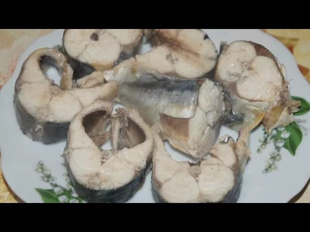 Сколько варить скумбрию кусочками после закипания. Скумбрия отварная. скумбрия кусок. отварить скумбрию. рыбу ,скумбрия отварная мне.
