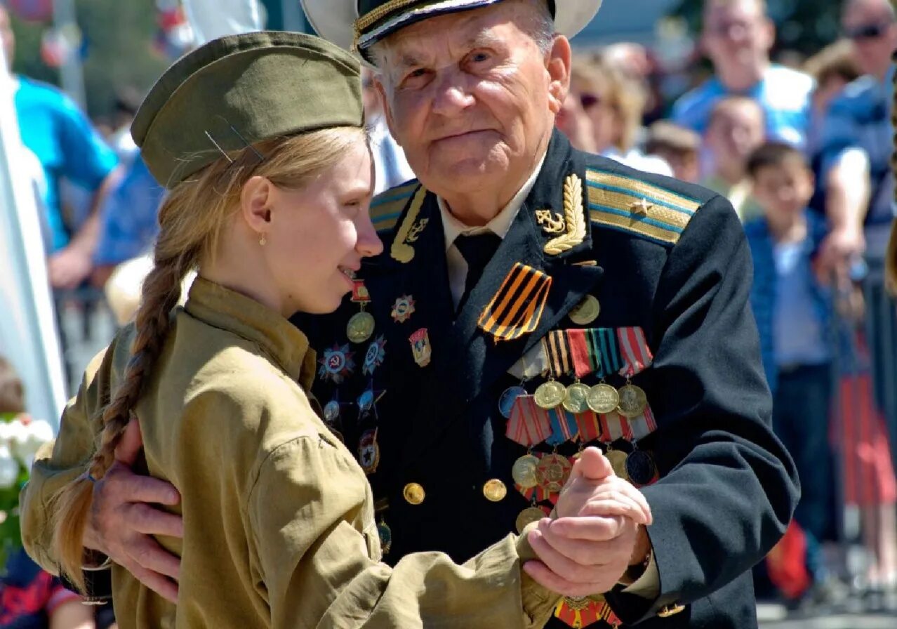 Весна победы. День победы в твоей семье. Парад победы в севастополь 1945. Праздники логопед 9 мая. День победы ассоциации.