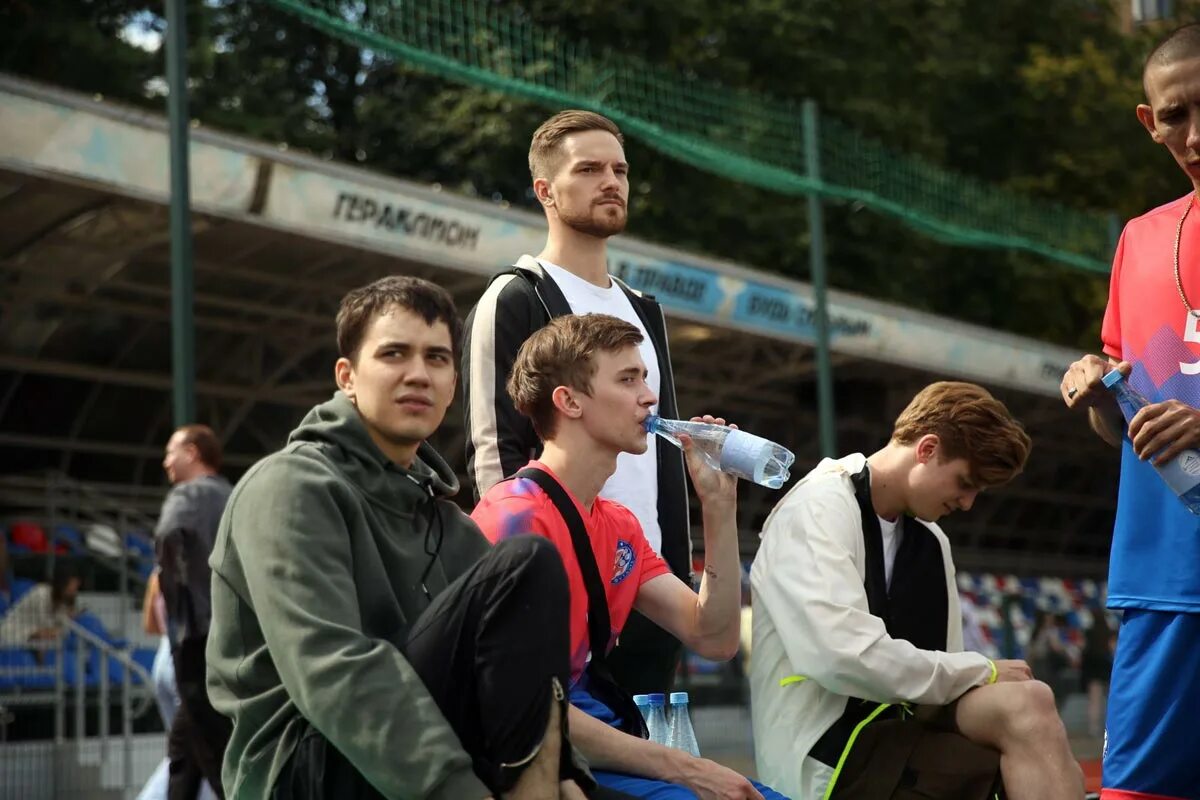 Одежда для подростков. Одежда для подростков. Модная девушка. Повседневная одежда для подростков. Овер сайс одежда для подростков.