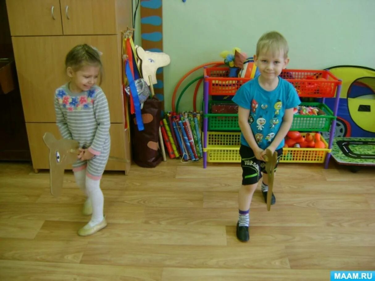 Подвижная игра лошади. Подвижные игры для детей картотека. Лошадки для игр на прогулке в детском саду. Подвижная игра лошадки. Подвижная игра кони.