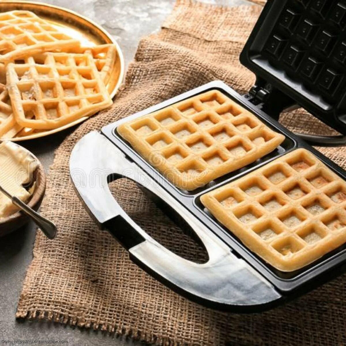 Сколько готовить вафли в вафельнице. Рецепт вафельных трубочек для электровафельницы. Творожные вафли в электровафельнице. Толстые вафли. Венские вафли в электровафельнице.