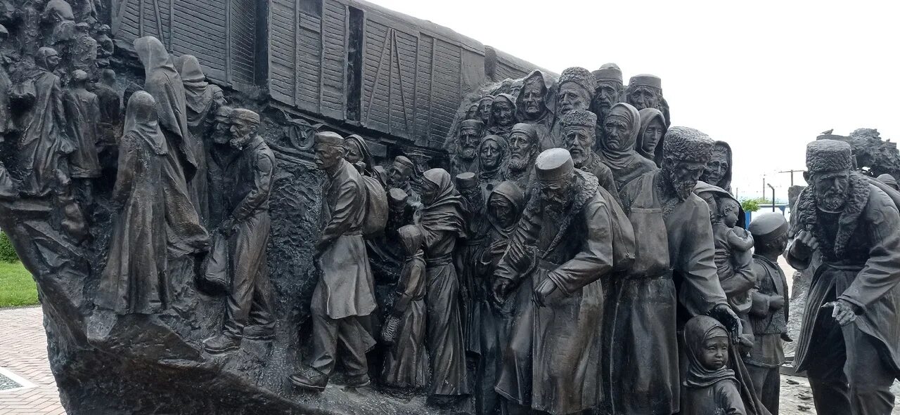 Мемориал жертвам депортации париж. Мемориальный комплекс жертвам депортации в крыму. Памятник депортации крымских татар сирень. Памятник депортации евпатория. Мемориал памяти депортации вайнахов.