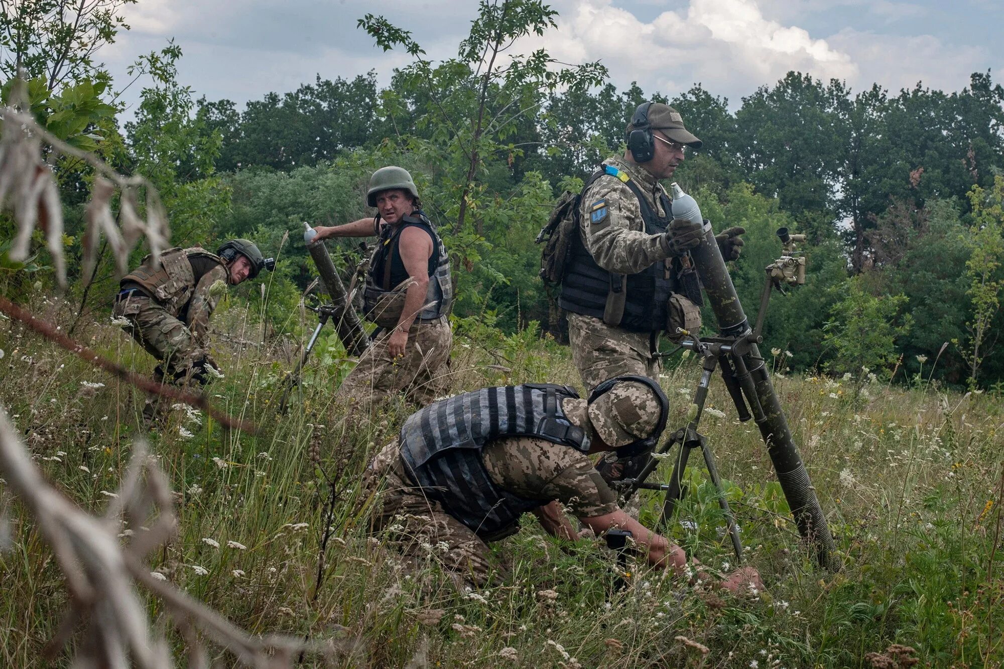 Нападение всу сегодня. Украинские военные. Разведка ВСУ Украины. Военный в засаде.