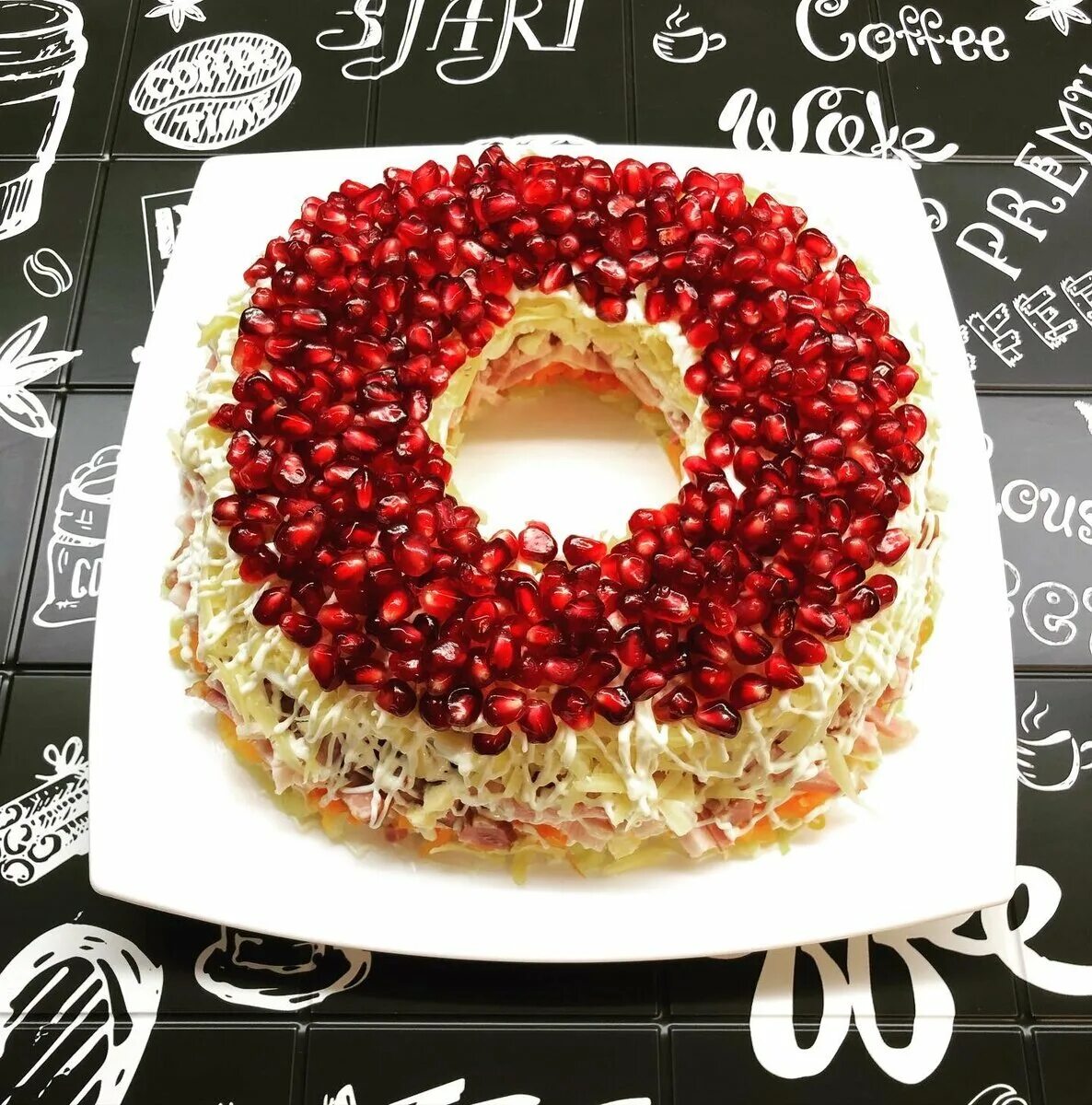 Салат гранатовый гранатовый браслет. Салат «гранатовый браслет» на новый 2. Салат гранатовый с курицей пошаговый. Садат " гранатовый браслет. Украшение салата гранатом.