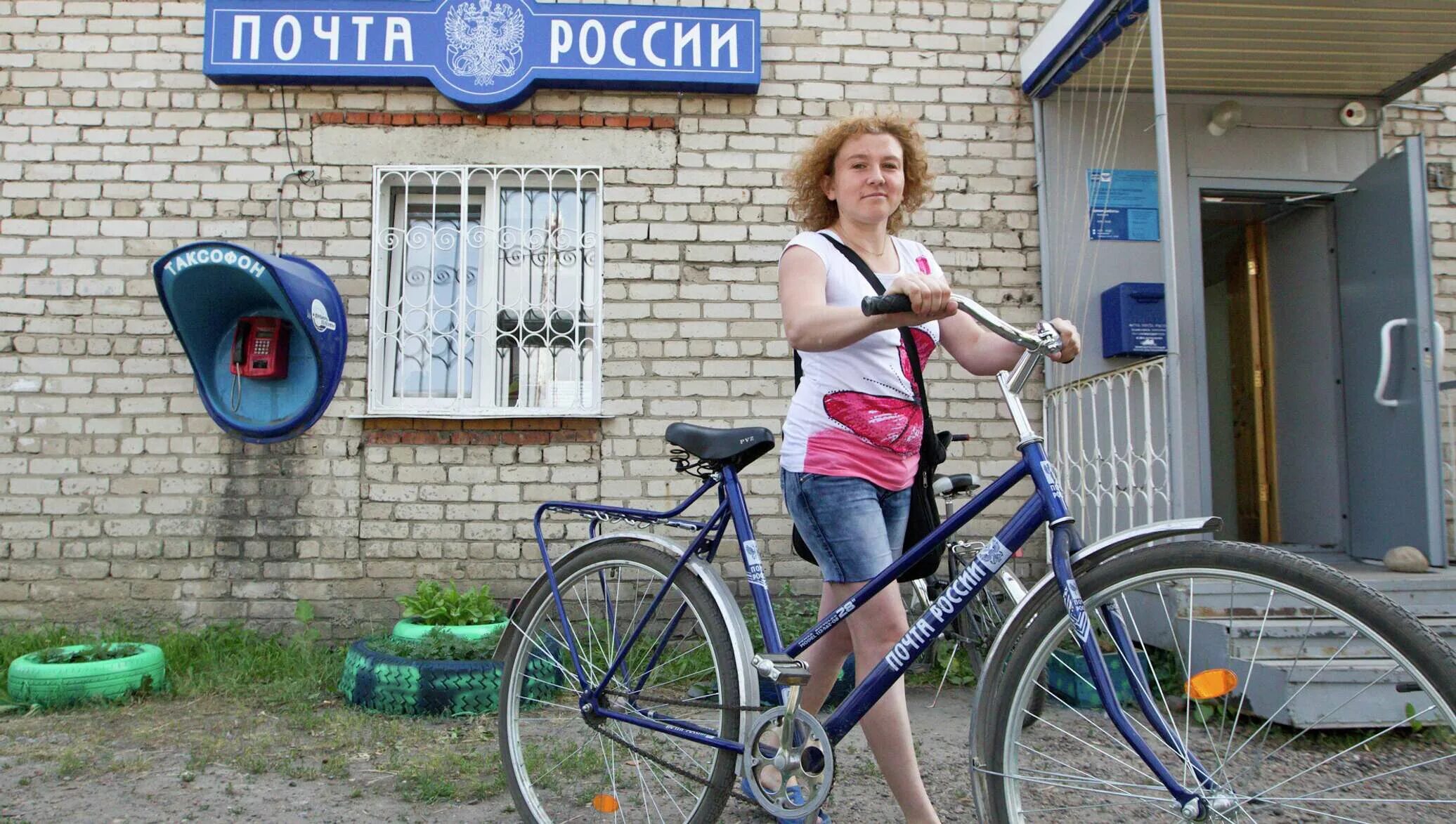 Почтальон 12. Почтальон на велосипеде. почтовый велосипед. почтальонша на велосипеде. велосипед почта россии.