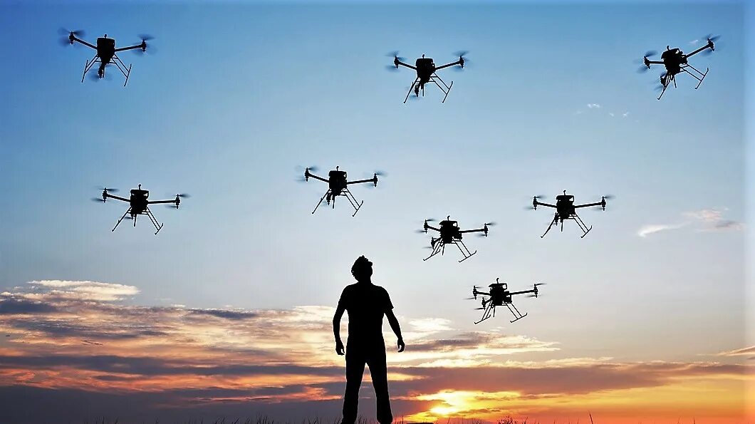 квадрокоптер в воздухе. коптеры летят. коптеры летят. коптеры летят. квадрокоптер в небе.