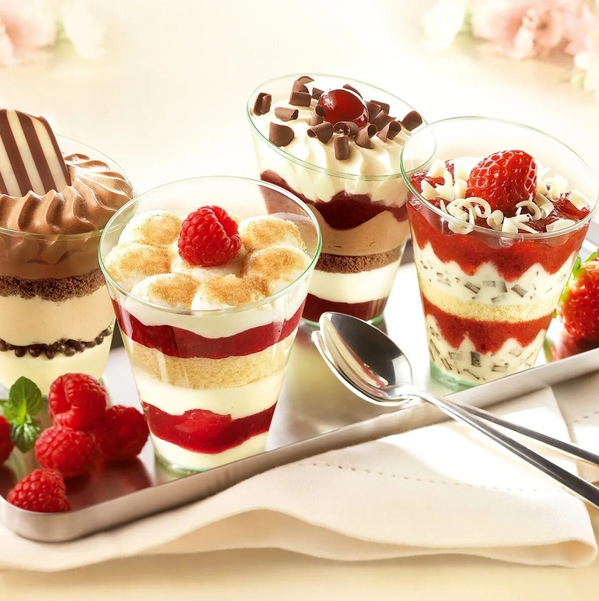 Гель для десерта. Десерт с клубникой. Постный десерт из яблок. Десерты на 8 марта. Трайфл тирамису.