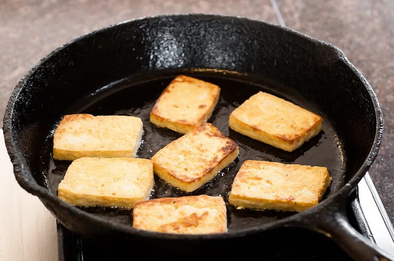 Жареный сыр на сковороде. Жареный тофу. Жареный сыр тофу. Тофу на сковороде. Жареный сыр на сковороде без панировки.