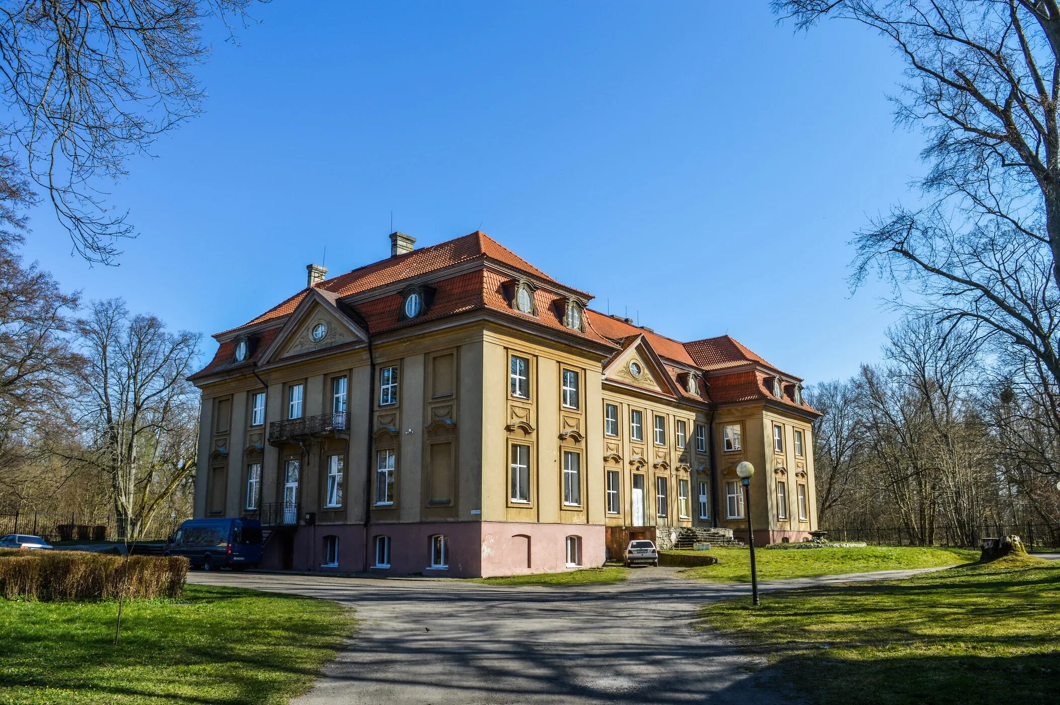 Здание школы интерната. Карпинск 10 школа. 94 школа интернат ссср. Новосибирск 37 школа глухонемых. Карпинск школа интернат 10.