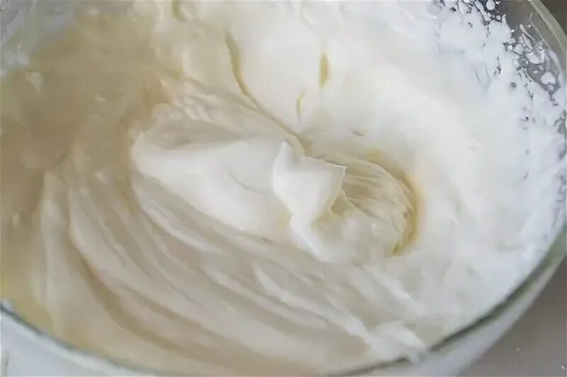 Молочно сметанный крем для торта. Молочно сметанный крем для торта. Крем для торта из сметаны и сгущенного молока рецепт. Крем для торта из сгущёнки и сметаны. Густой крем для торта для прослойки и украшения.