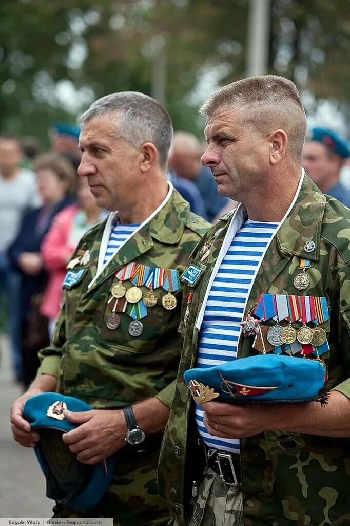Воздушно-десантные войска. Вдв 56 дшб феодосия. Десантники. Ветераны десантники. Десантник это кто.
