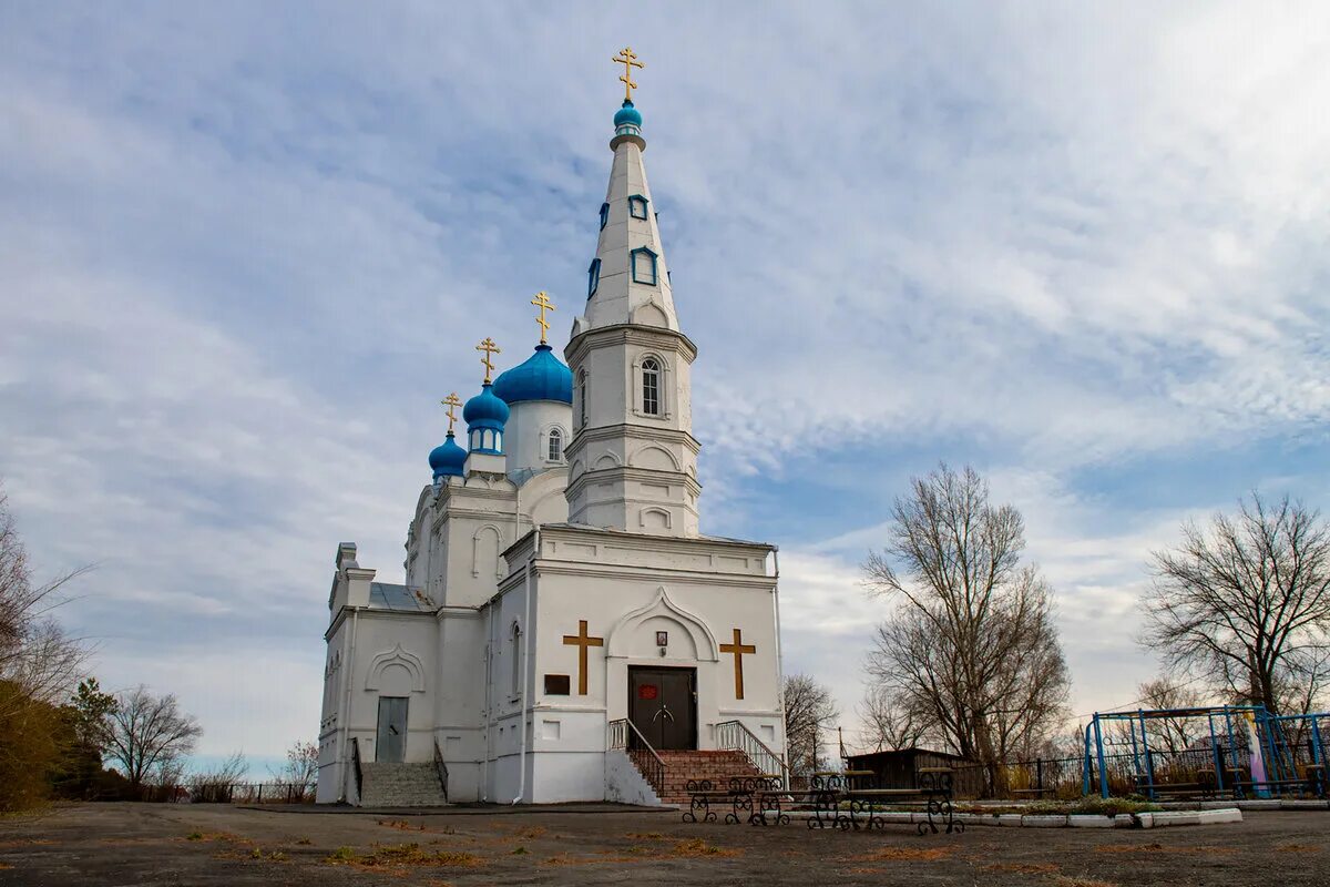 На каком берегу серебрянки находится церковь. Храм на реке обь. церковь на белом фоне. церковь на белом 6. город родники церковь на место.