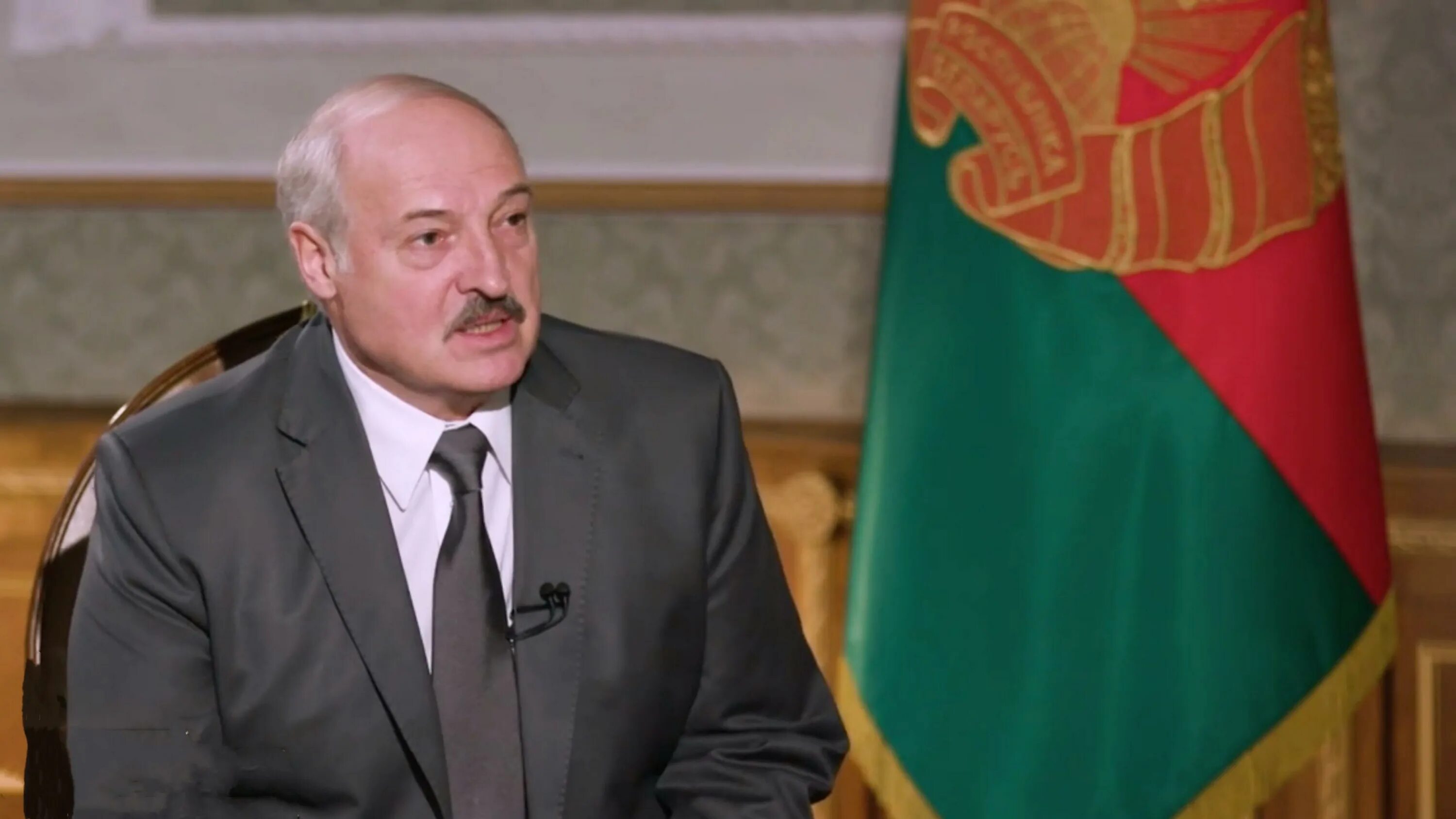 Выступление лукашенко. Спокойной жизни у вас не будет лукашенко. Фото лукашенко выступает. Лукашенко 1994. Лукашенко жестикуляция.