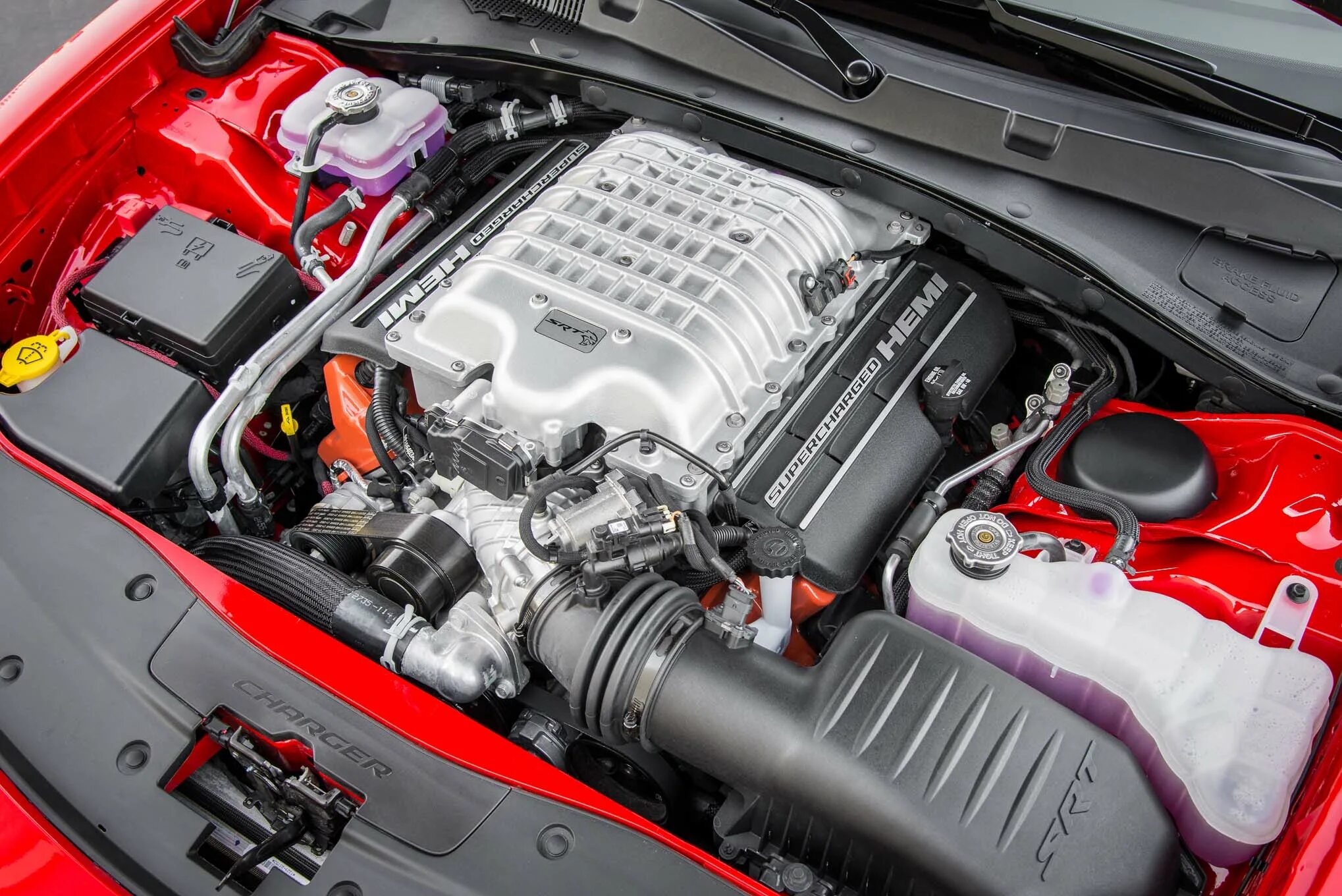 Додж челленджер двигатель. Dodge Charger Hellcat двигатель. Dodge Charger Hellcat engine. Dodge Charger srt Hellcat двигатель. Dodge Charger Hellcat мотор.