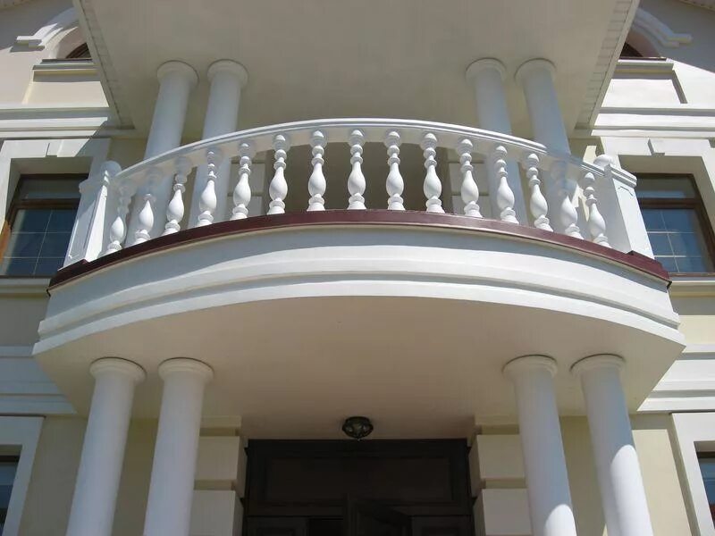 балкон с колоннами. фасады домов с колоннами. балкон с балясинами в частном доме. колонны балкон модерн. балкон с колоннами.