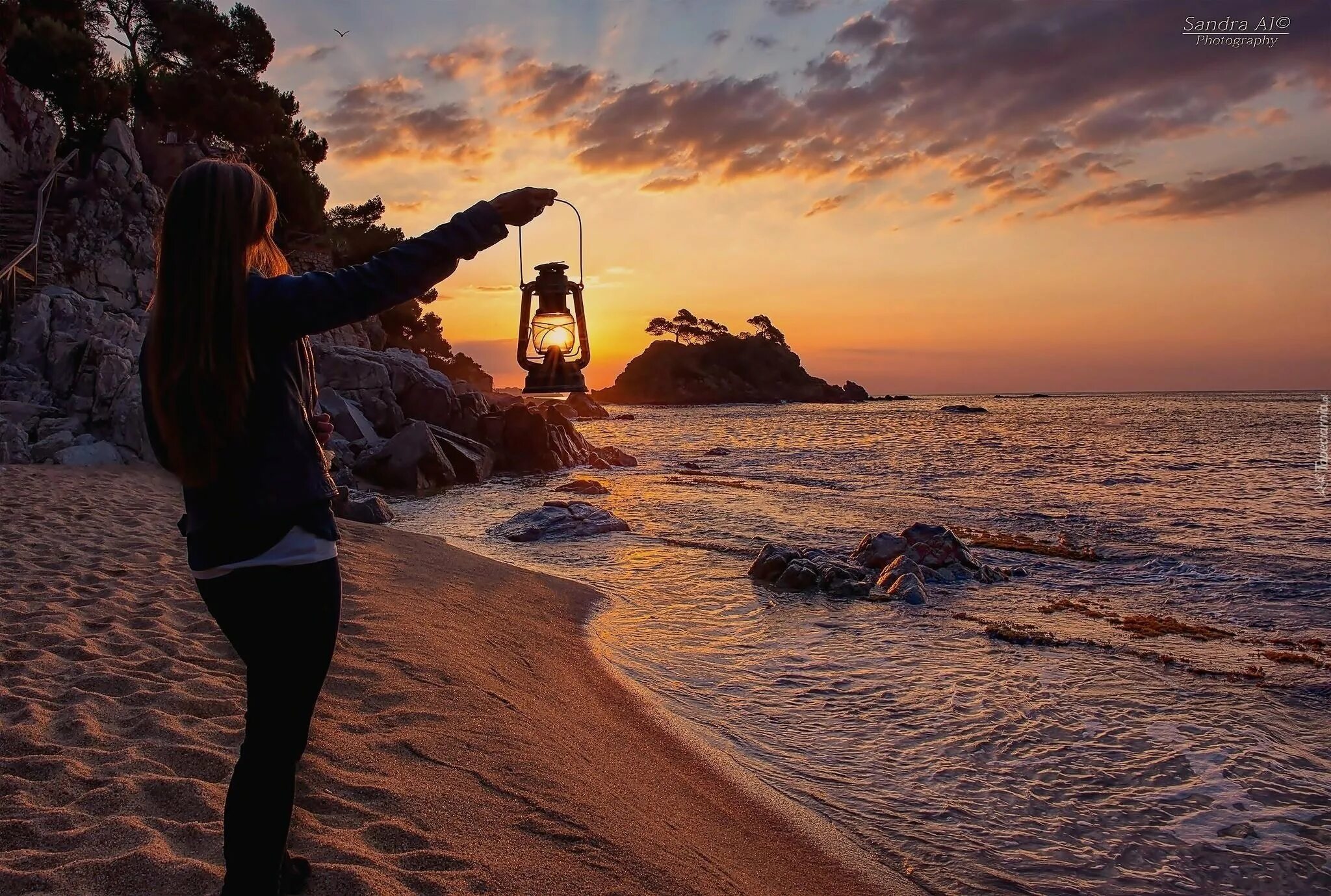 Девушка море закат. Девушка на закате солнца. Девушка на берегу моря на закате. Девушка на закате солнца. Красивые девушки на закате.