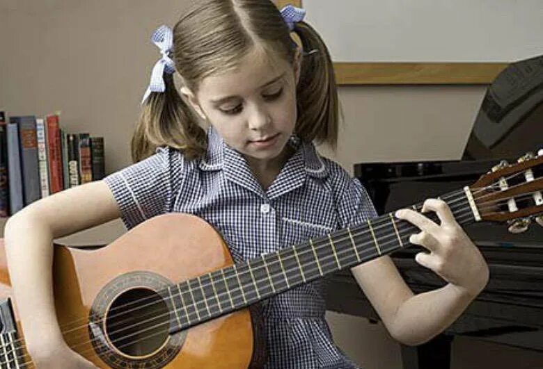 Гитара для детей. Дети гитаристы. Уроки гитары. Музыкальная школа гитара. Маша хочет купить гитару за 210 монет
