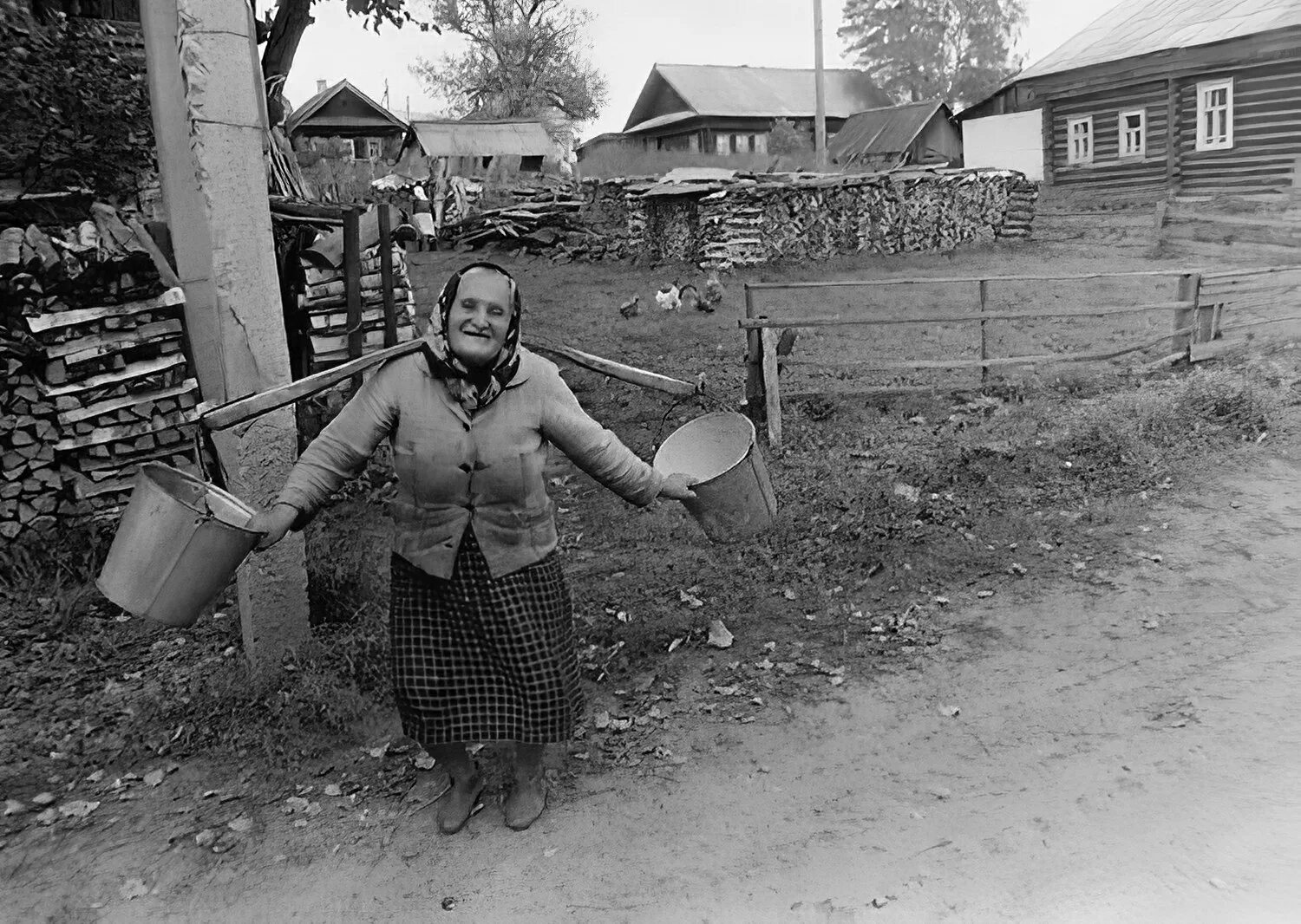 Все по старому живем. Деревенские жители. Женщина с ведрами в деревне. Деревенские радости. Старая жизнь.