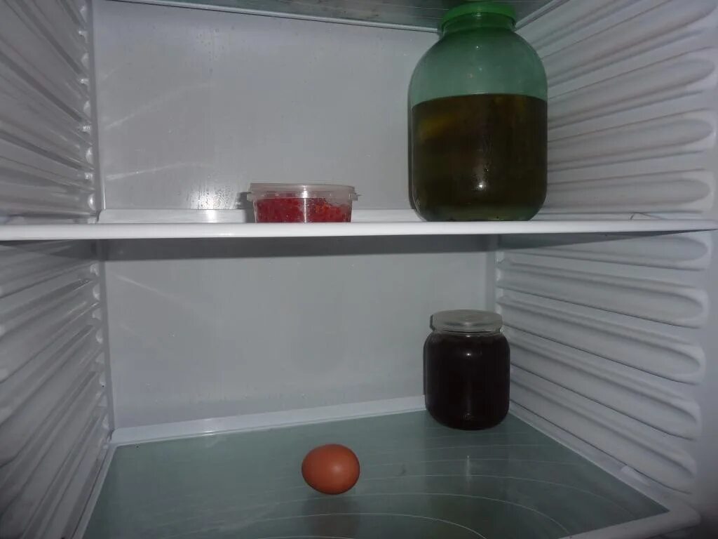 Пустой холодильник. Полупустой холодильник. Бедный холодильник. Холодильник с едой полупустой. Холодильник студента.