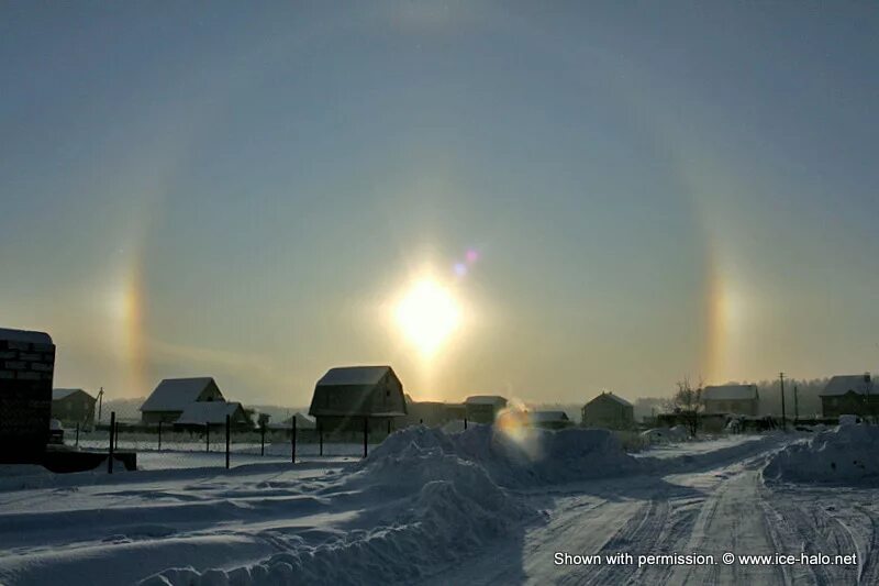 Почему 3 солнца. Павшинский храм на небе 3 солнца. Гало три солнца оптическое явление. Эффект гало три солнца. Солнечное явление три солнца.