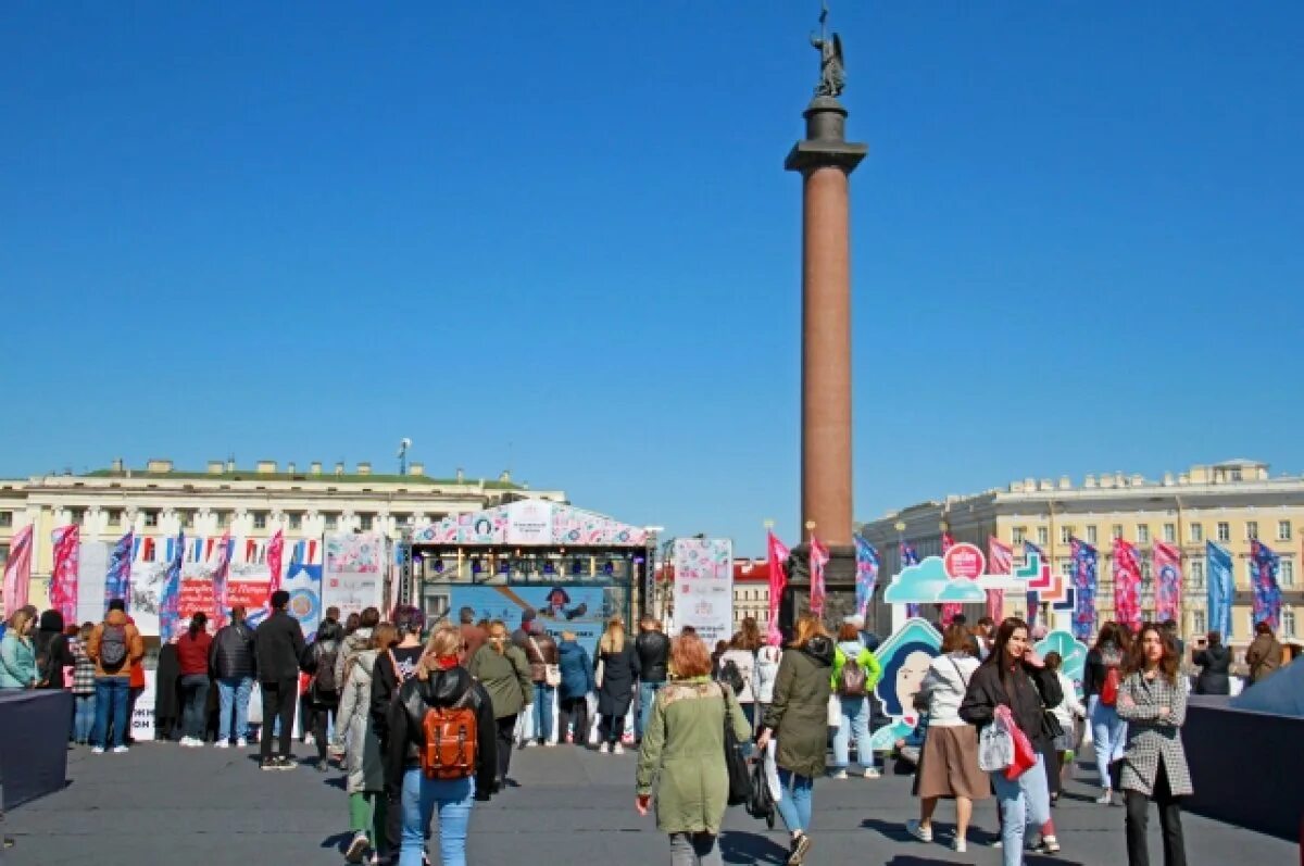 18 апреля в петербурге. Книжный салон дворцовая площадь. книжный салон на дворцовой площади. дворцовая площадь в санкт-петербурге книжная ярмарка. книжный салон 2025 санкт-петербург.