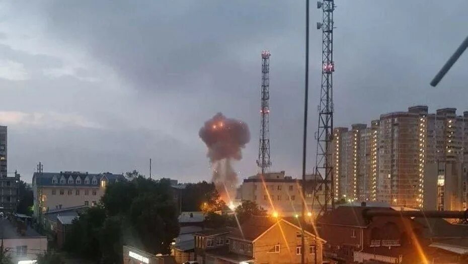 Беспилотник попал в жилой дом. Взрыв здания. Взрыв в центре Краснодара. Над городом. В Краснодаре прогремел взрыв сейчас.