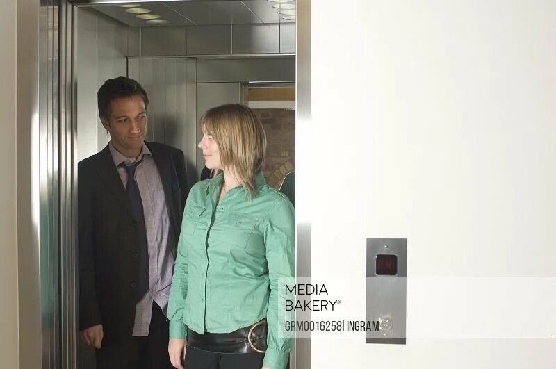 Девушка в лифте. Женщины без лифта. Лиф. Мужчина в лифте. Человек заходит в офис.