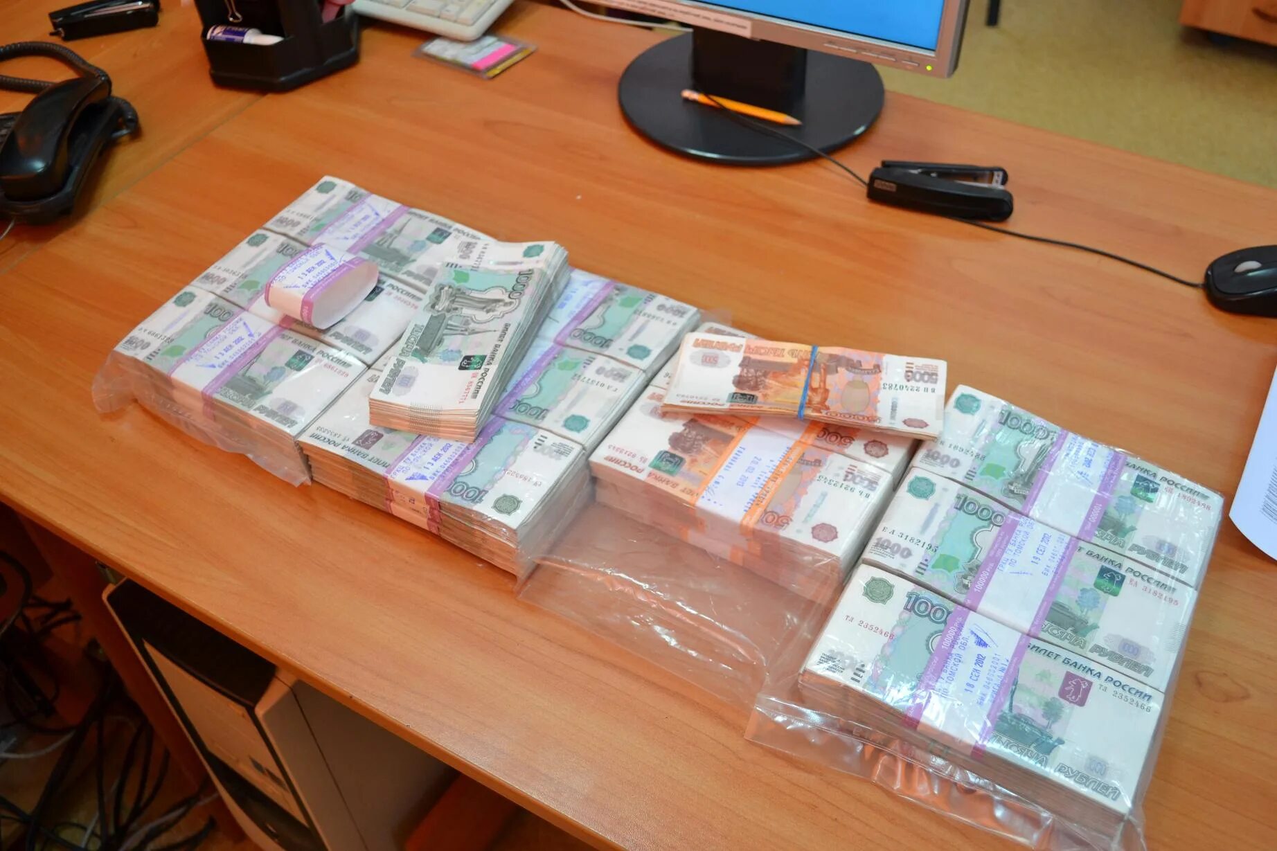 Денежные, купюры, 400. Купюры на столе. Деньги 5 миллионов рублей в пачках. Много пачек денег. Покажи деньги.