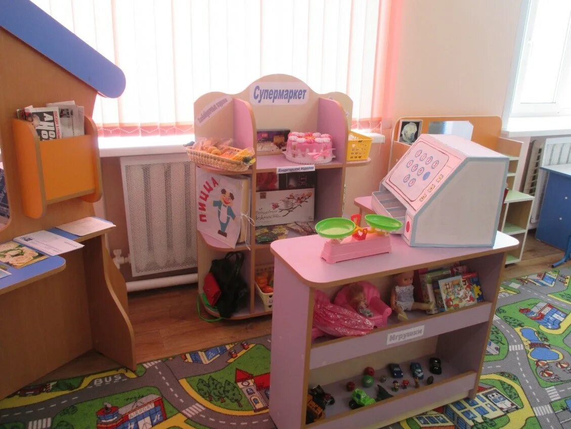 Центр сюжетно-ролевых игр. Уголки сюжетных игр в детском сад. Уголок больница в детском саду. Игровой уголок в детском саду. Уголок ролевых игр в детском саду.