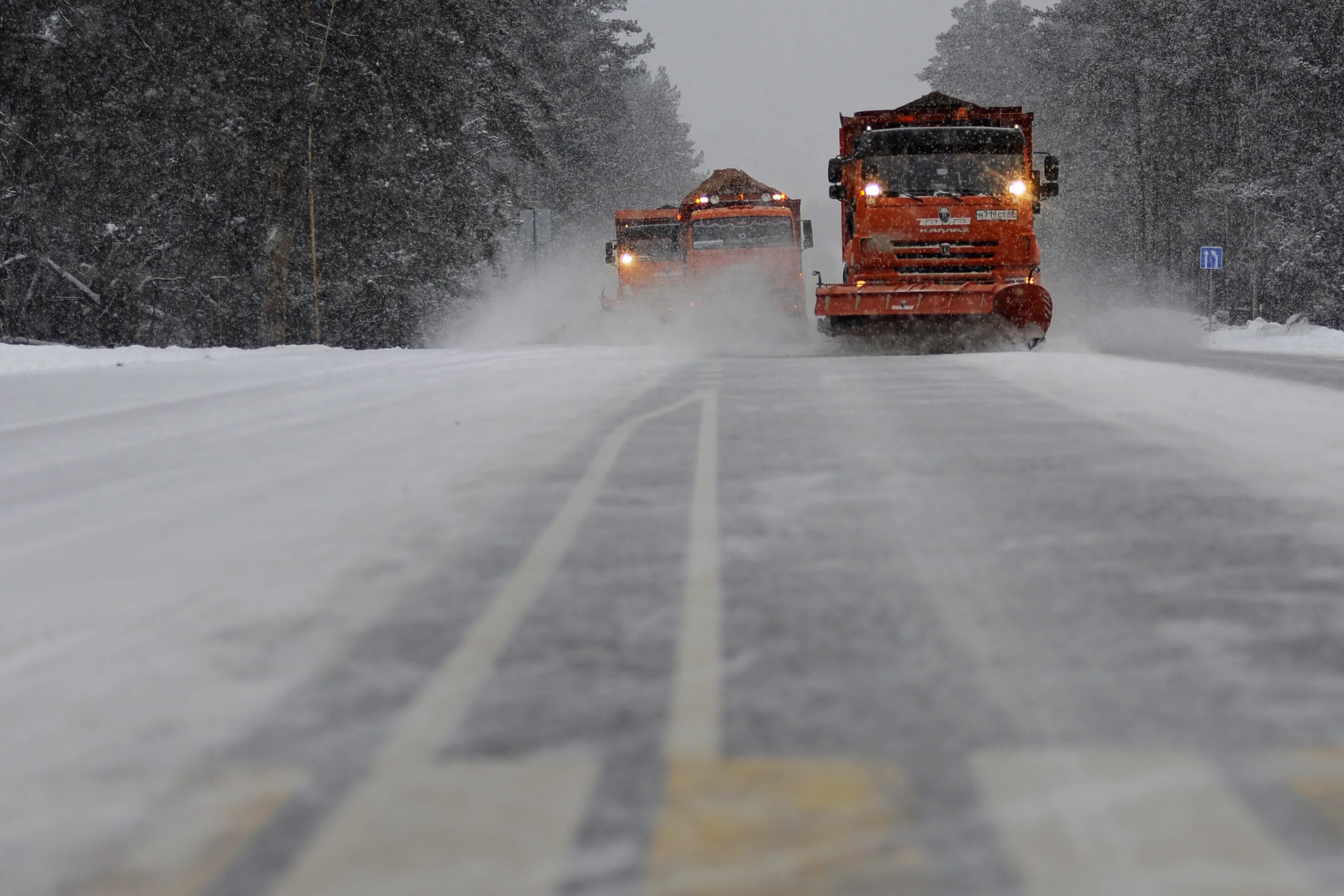 Прочищенные дороги. Снегопад на трассе. Очистка дорог от снега. Уборка снега трасса. Дорожники зима.