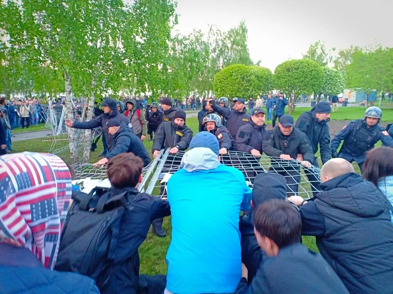 Битва за сквер в екатеринбурге. Лозунги против застройки. Протесты за сквер в екатеринбурге. Протесты в екатеринбурге против строительства храма. Против строительства.